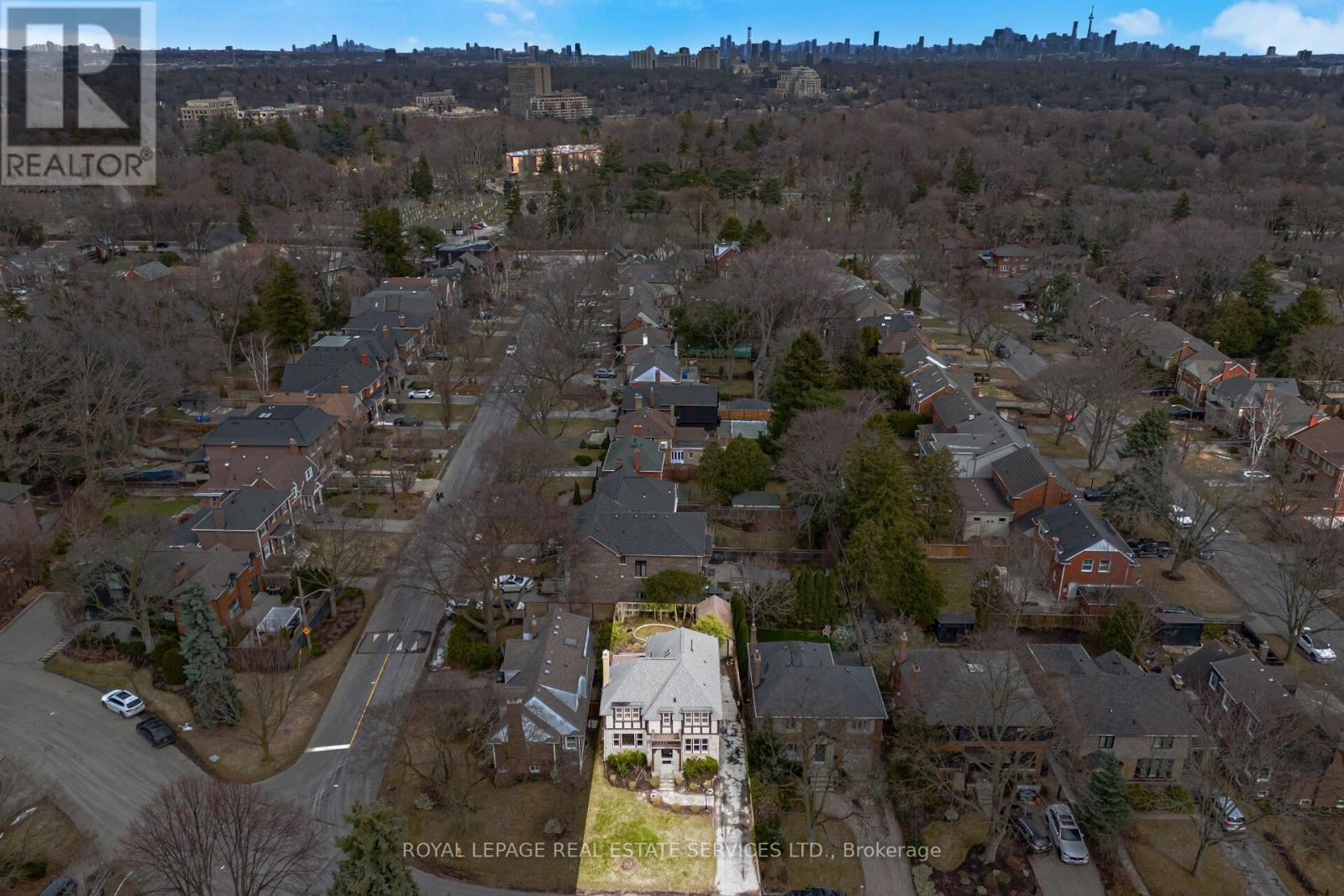 209 Grenview Boulevard S, Toronto, Ontario  M8Y 3T9 - Photo 3 - W12905246