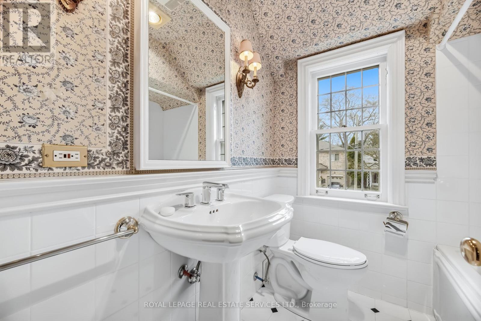 209 Grenview Boulevard S, Toronto, Ontario  M8Y 3T9 - Photo 30 - W12905246