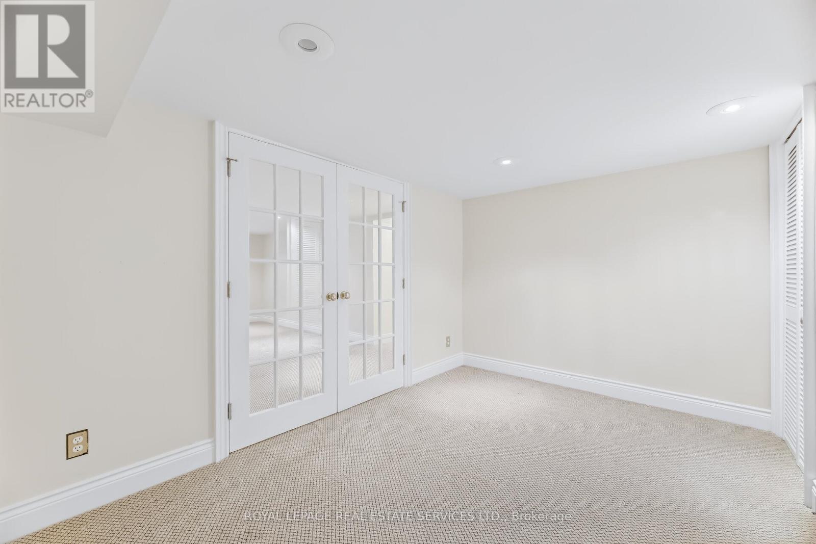 209 Grenview Boulevard S, Toronto, Ontario  M8Y 3T9 - Photo 35 - W12905246