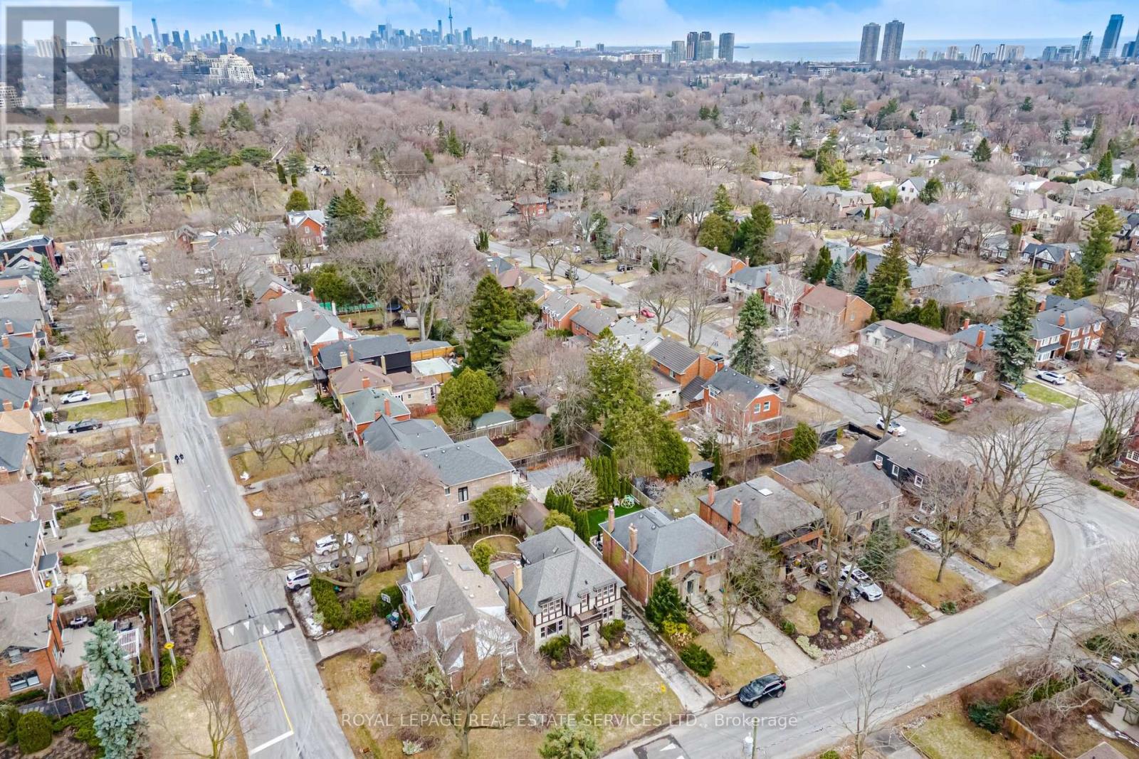 209 Grenview Boulevard S, Toronto, Ontario  M8Y 3T9 - Photo 5 - W12905246