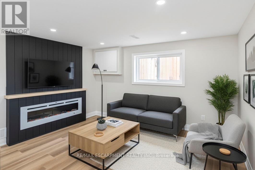 2 Country Club Drive, Hamilton, Ontario  L8K 5W2 - Photo 3 - X12905116