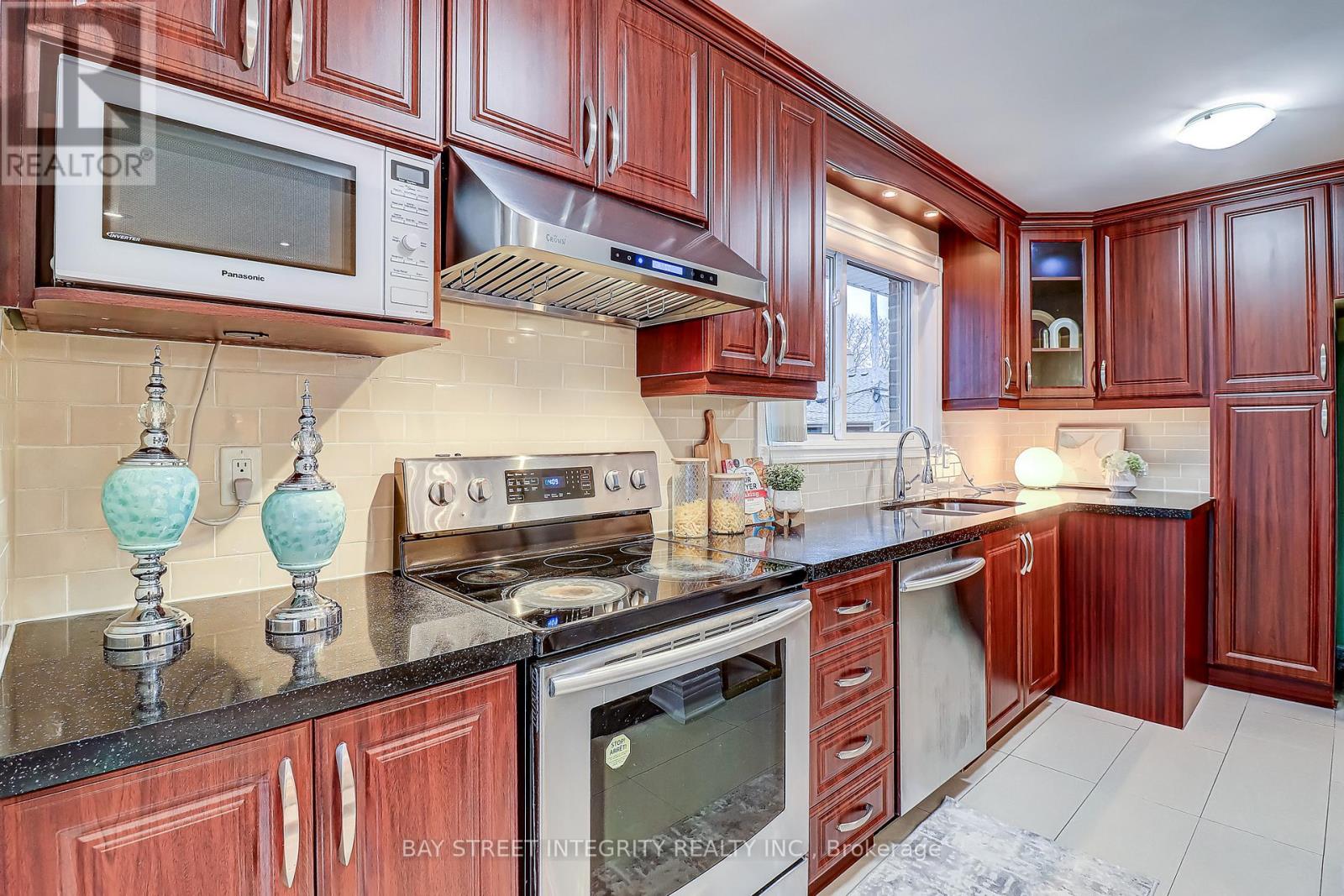 12 Combermere Drive, Toronto (Parkwoods-Donalda), Ontario  M3A 2W3 - Photo 7 - C12905264