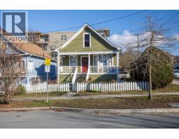 166 E 10TH STREET, North Vancouver, British Columbia