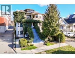 160 E 10TH STREET, North Vancouver, British Columbia