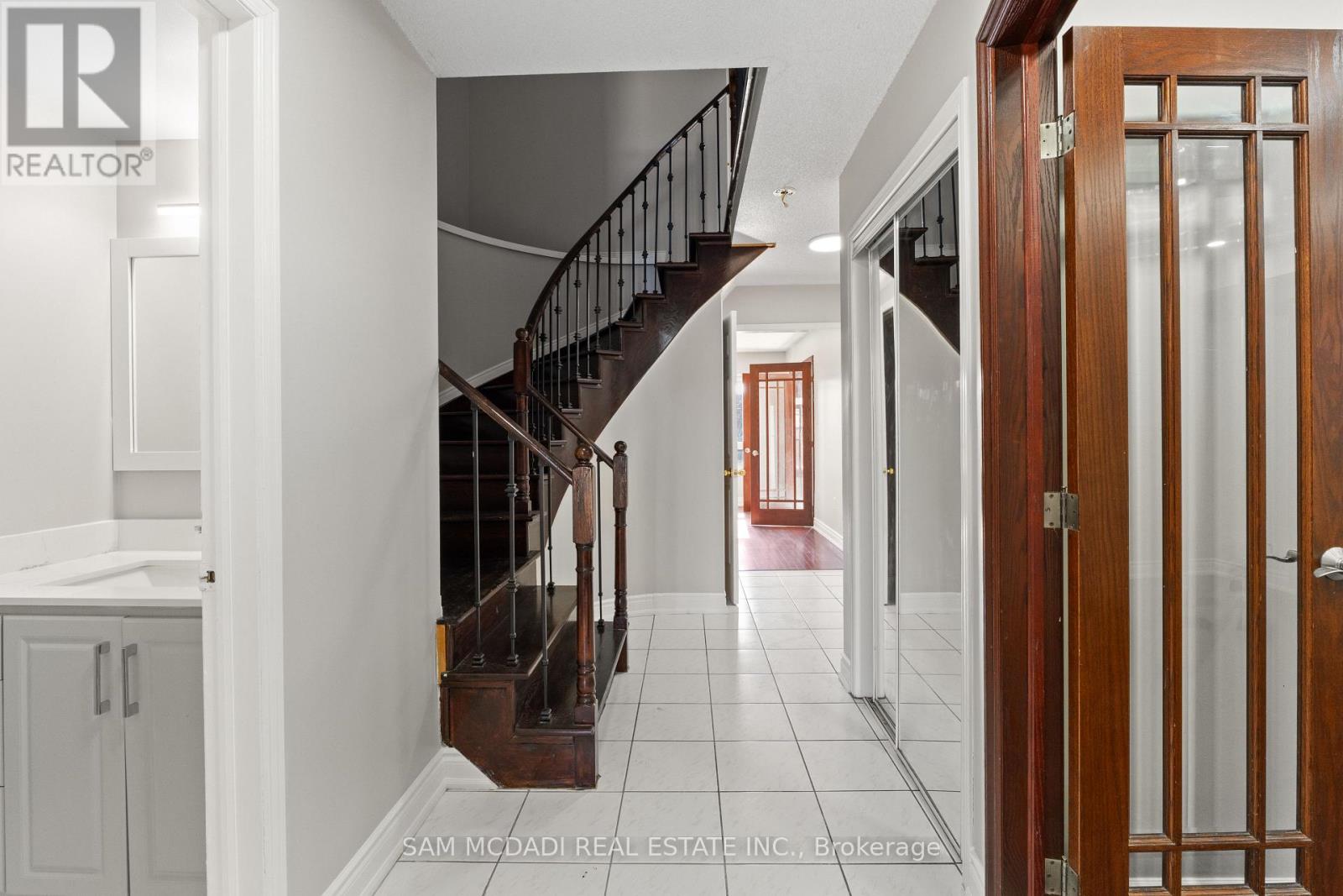 67 Blue Bonnet Drive, Brampton, Ontario  L6Y 4N3 - Photo 5 - W12898440