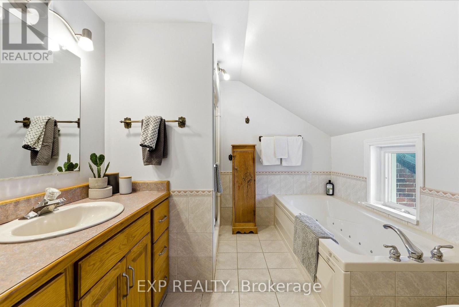 348 Massassauga Road, Prince Edward County, Ontario  K8N 4Z7 - Photo 31 - X12905432