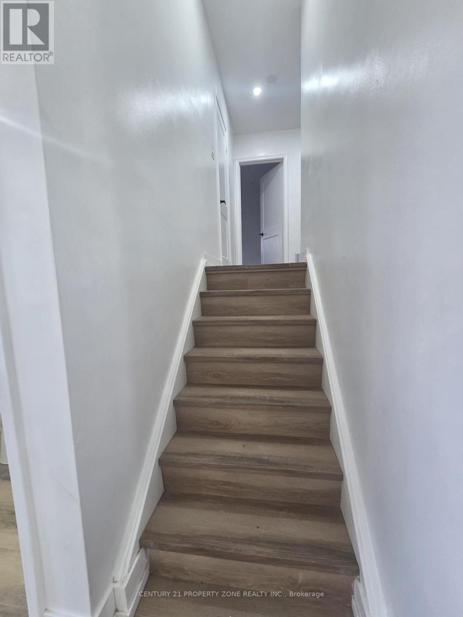 82 Roy Drive, Mississauga, Ontario  L5M 1A7 - Photo 4 - W12905346