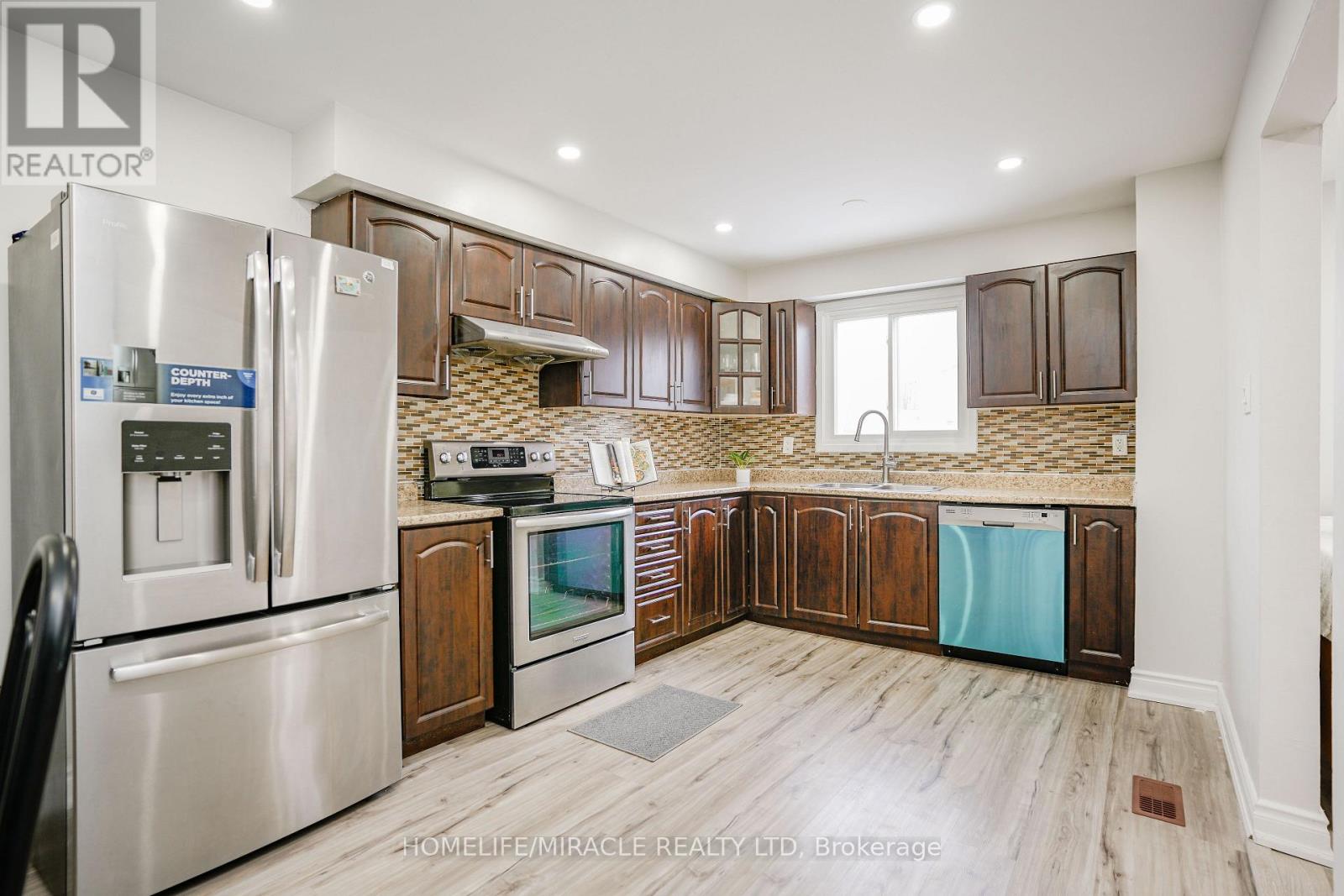 15 Heatherside Court, Brampton, Ontario  L6S 1N9 - Photo 6 - W12905412