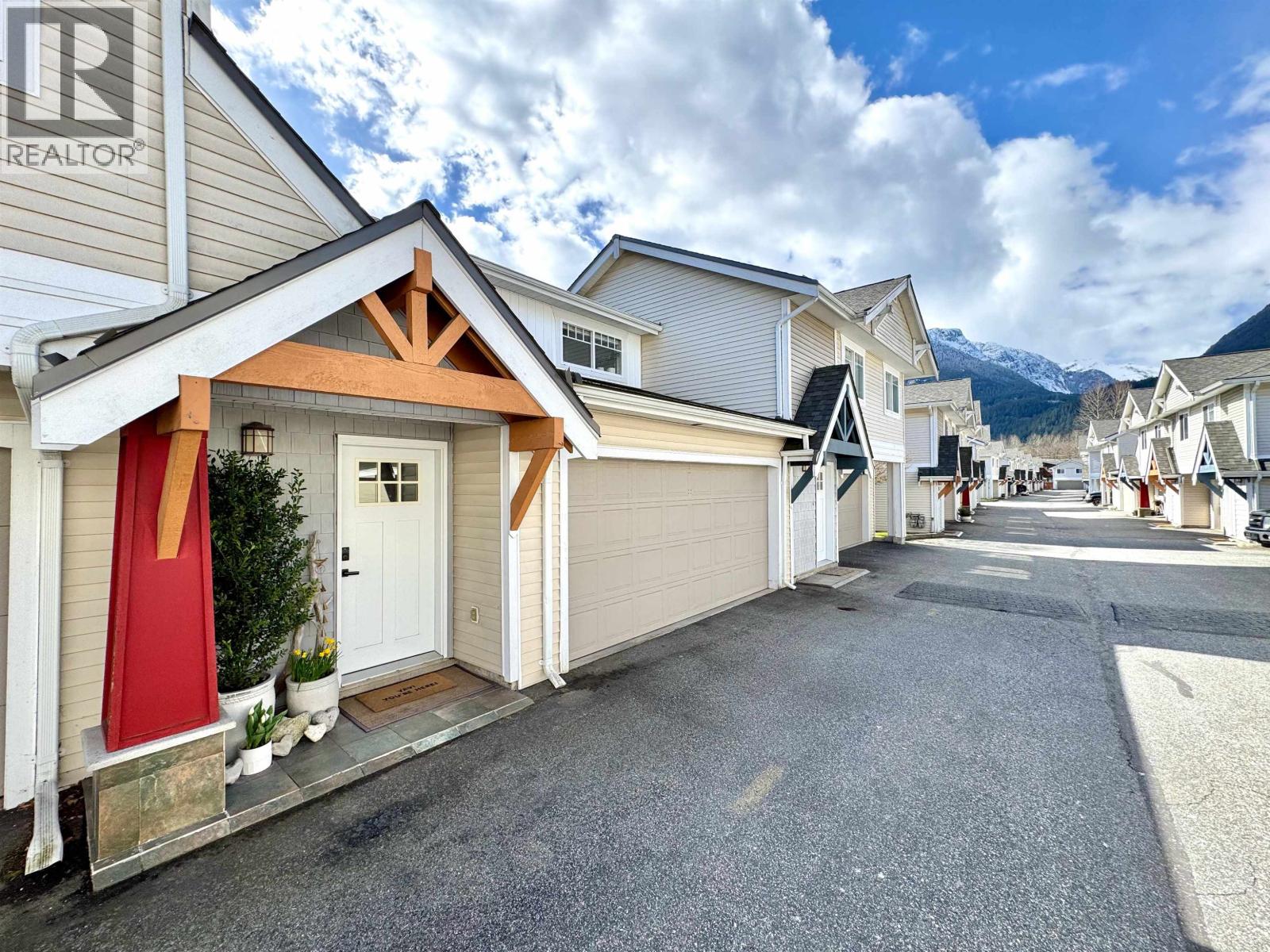 28 1821 Willow Crescent, Squamish, British Columbia  V8B 0L9 - Photo 1 - R3101881
