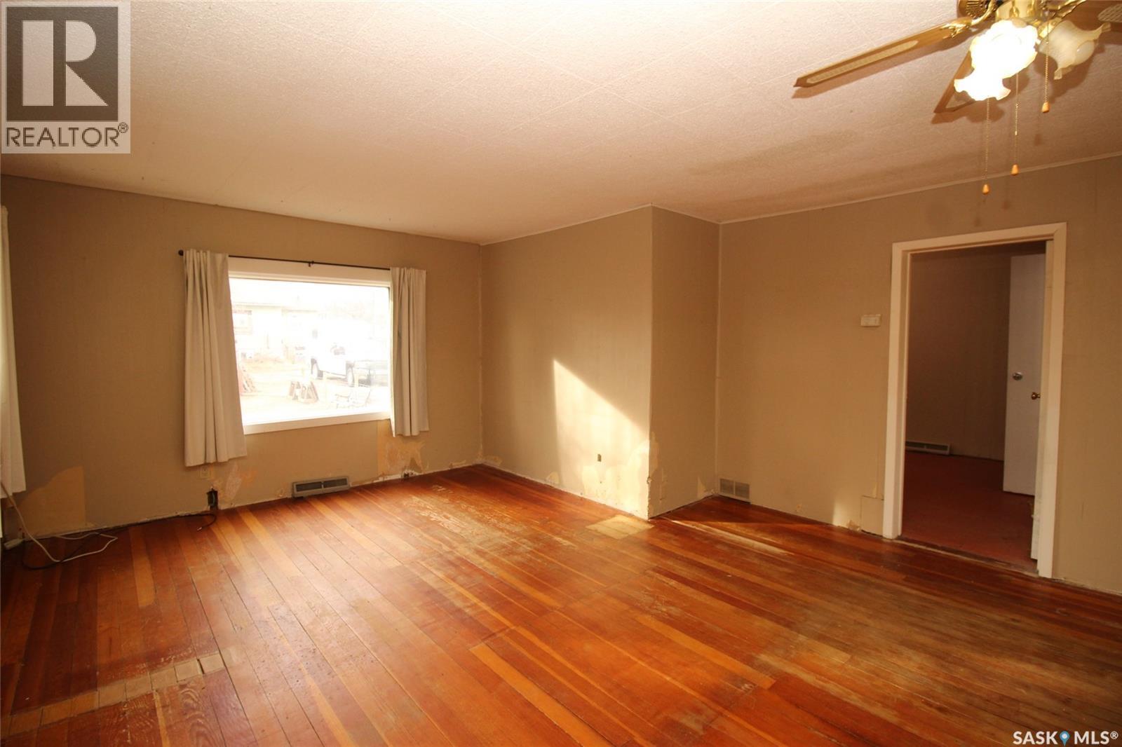 491 1st Street W, Shaunavon, Saskatchewan  S0N 2M0 - Photo 2 - SK030976