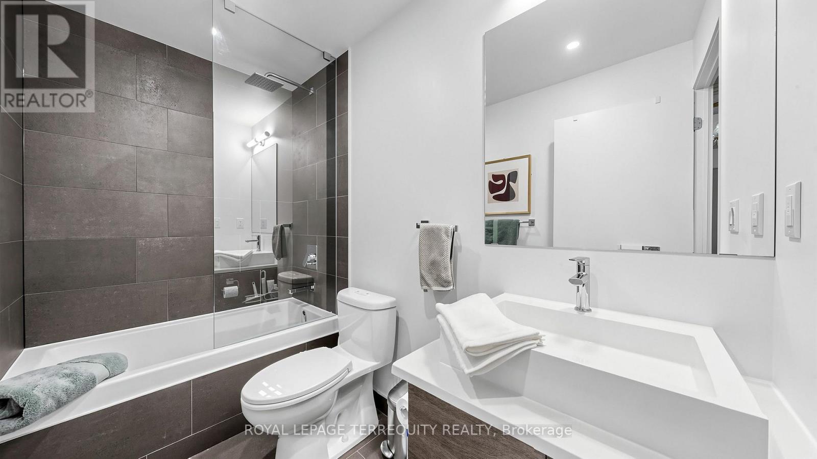 1313 - 111 Bathurst Street, Toronto, Ontario  M5V 0M9 - Photo 17 - C12905512