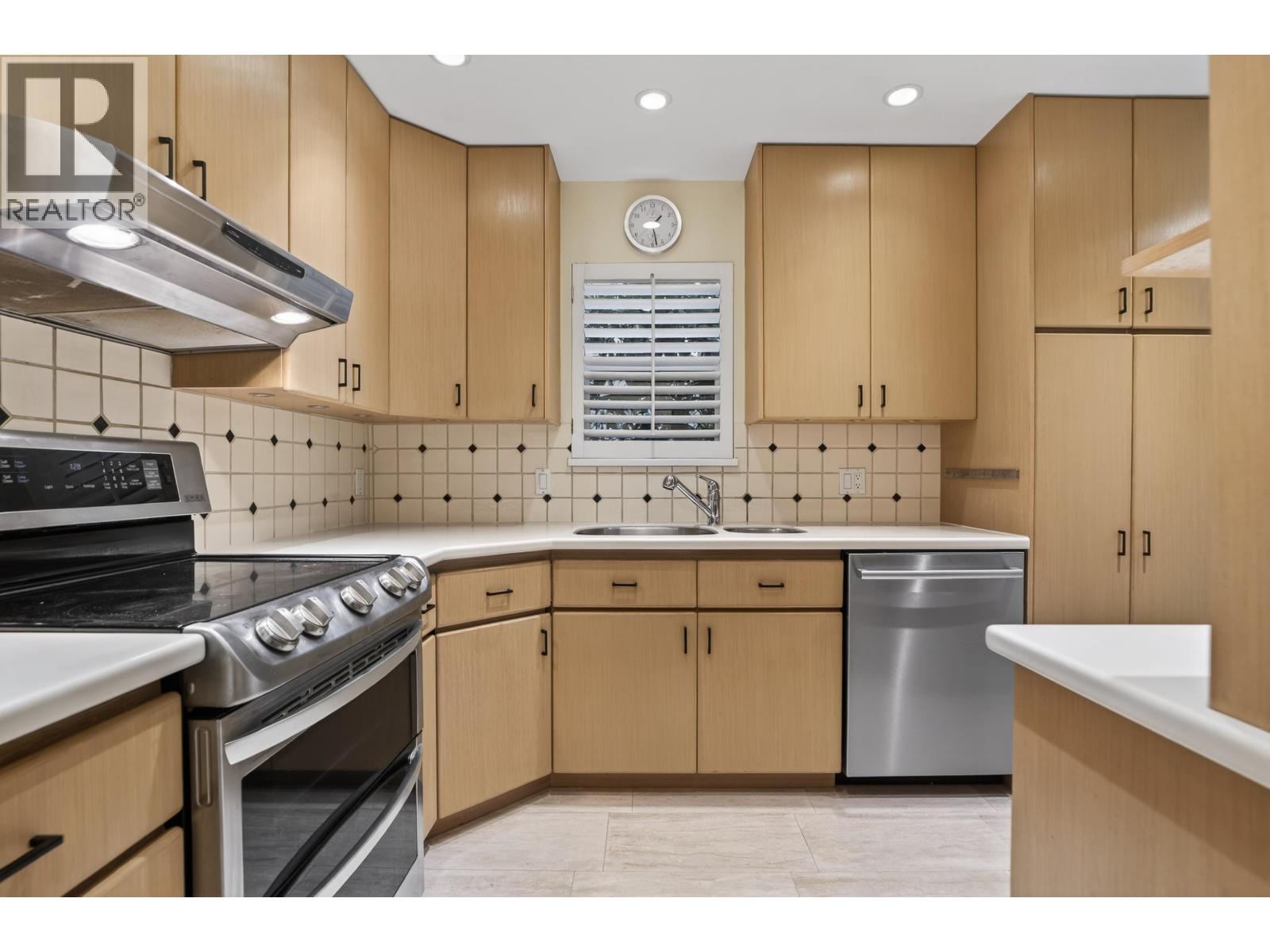 4 3301 W 16th Avenue, Vancouver, British Columbia  V6R 3B7 - Photo 2 - R3100901