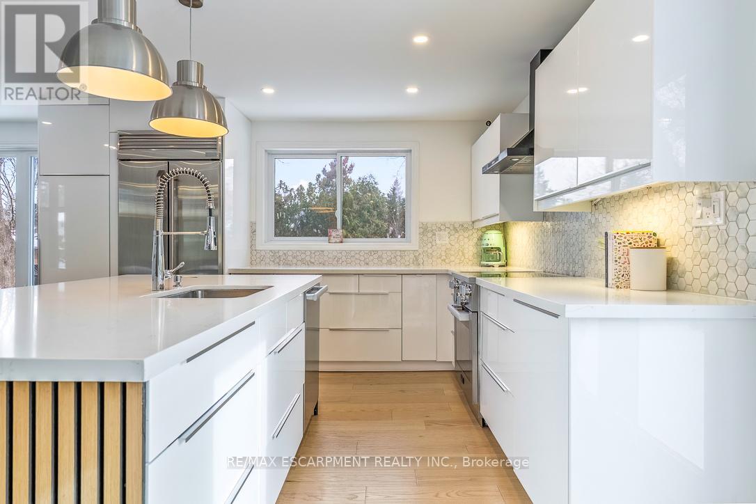 625 Sir Richard's Road, Mississauga, Ontario  L5C 1A3 - Photo 11 - W12905502