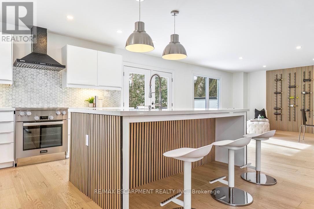 625 Sir Richard's Road, Mississauga, Ontario  L5C 1A3 - Photo 12 - W12905502