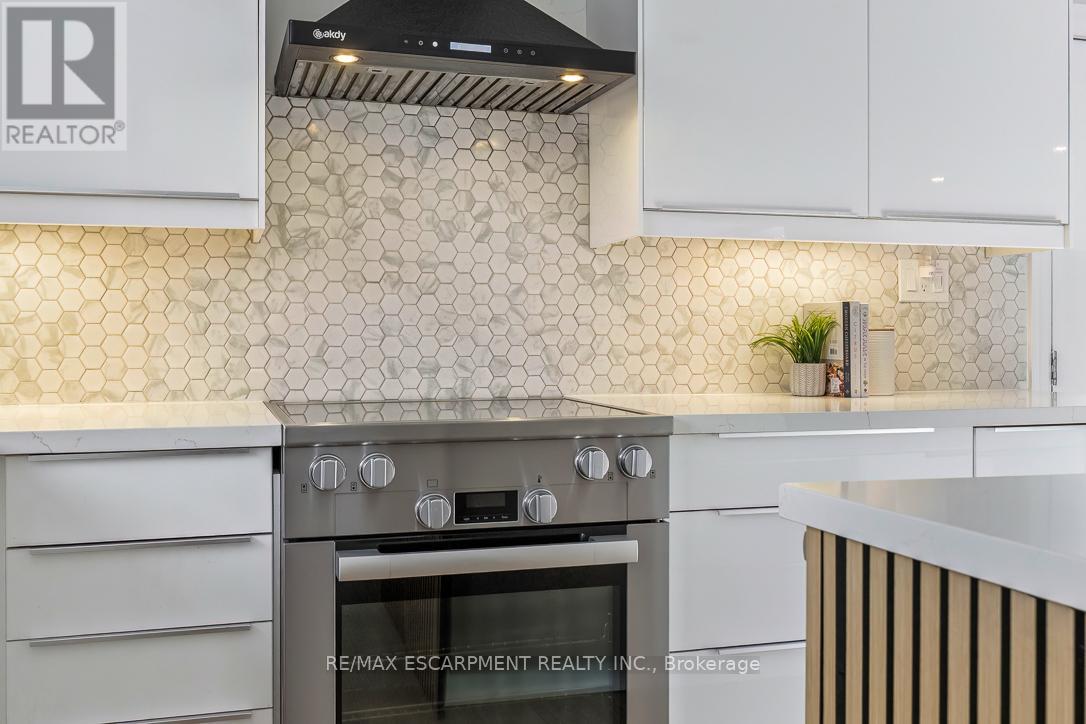 625 Sir Richard's Road, Mississauga, Ontario  L5C 1A3 - Photo 13 - W12905502