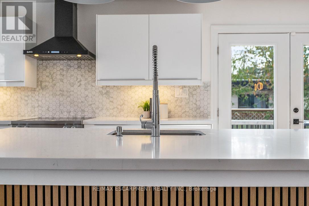 625 Sir Richard's Road, Mississauga, Ontario  L5C 1A3 - Photo 14 - W12905502