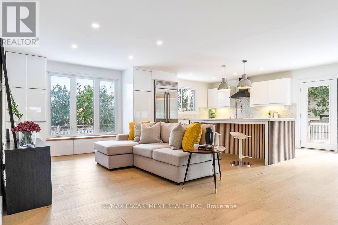 625 Sir Richard's Road, Mississauga, Ontario  L5C 1A3 - Photo 6 - W12905502