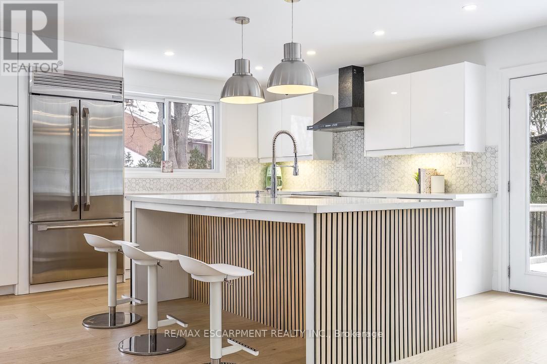 625 Sir Richard's Road, Mississauga, Ontario  L5C 1A3 - Photo 9 - W12905502