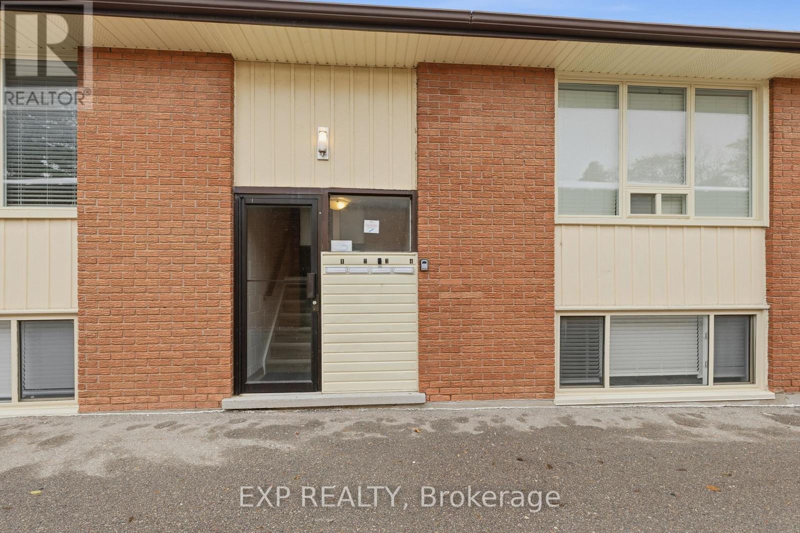 72 Barbara Crescent, Kitchener, Ontario  N2M 4N2 - Photo 5 - X12905468