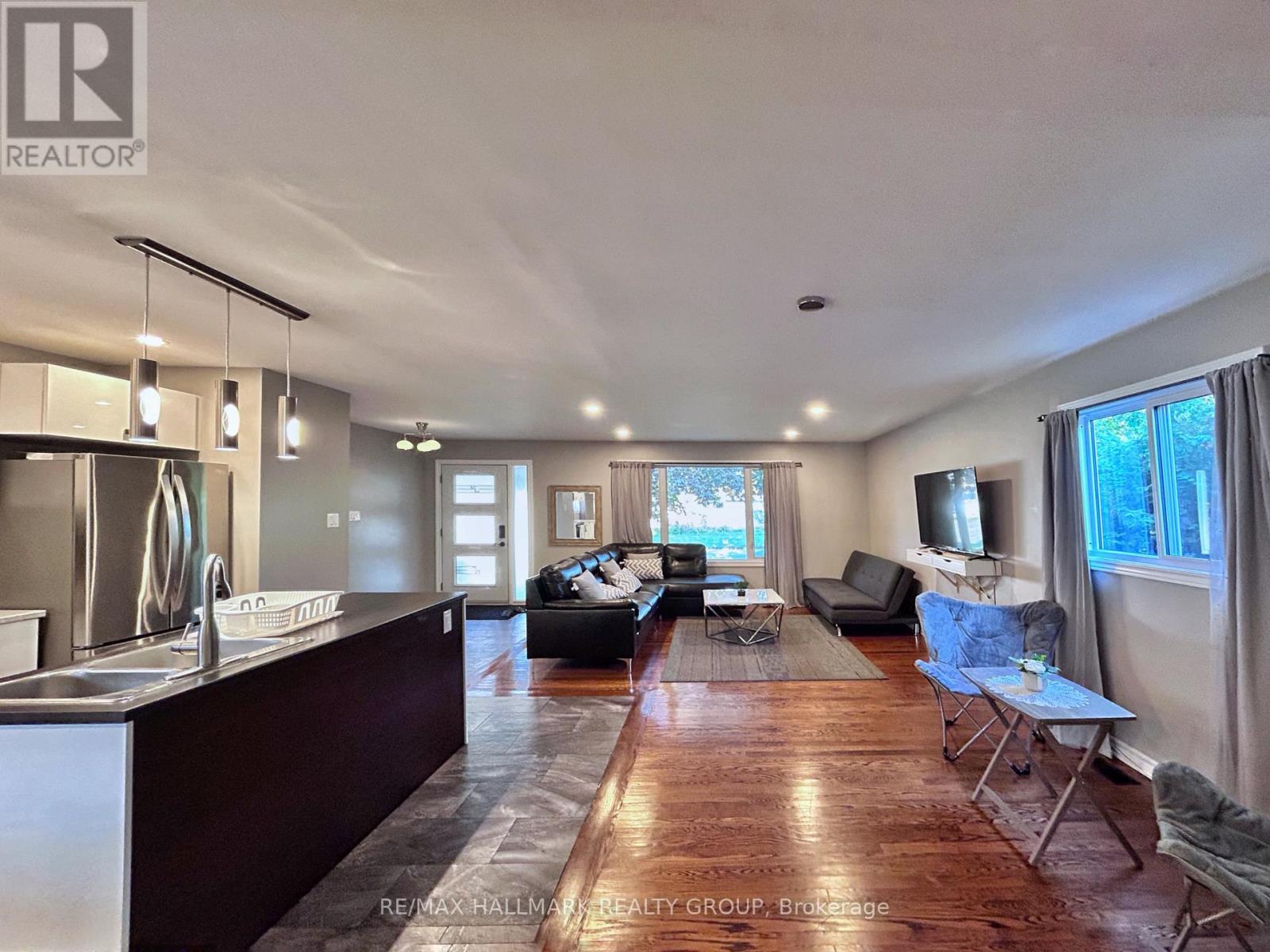 18 Forest Park Avenue, Ottawa, Ontario  K2E 5A1 - Photo 7 - X12905536