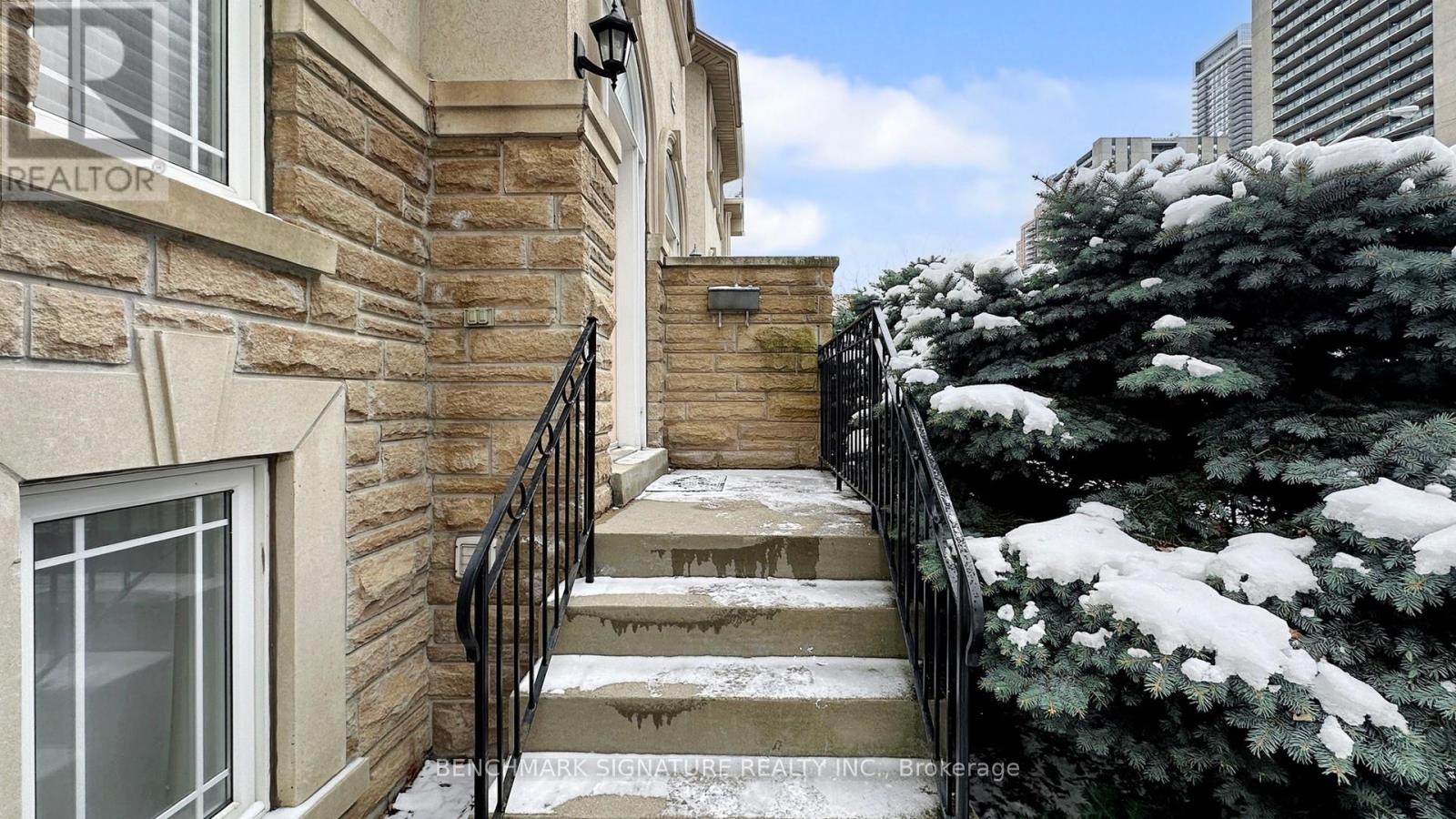 105 Doris Avenue, Toronto, Ontario M2N 4T2 - Photo 3 - C12905576