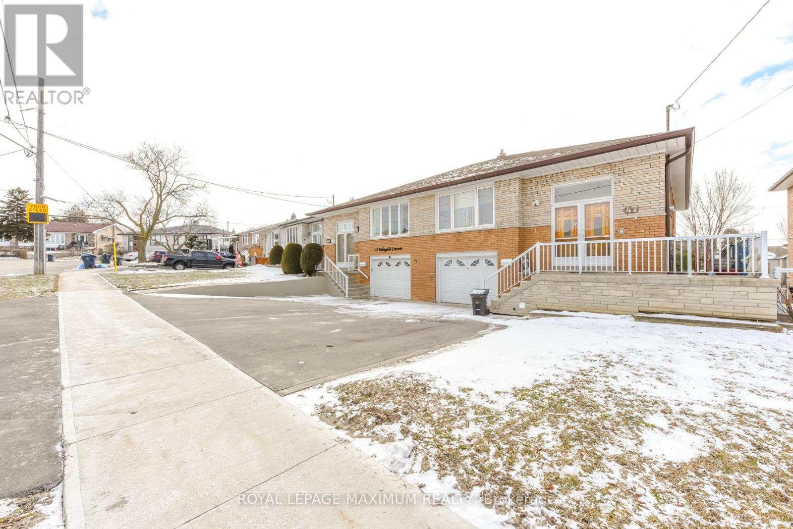 47 Fallingdale Crescent, Toronto, Ontario  M3J 1C4 - Photo 4 - W12905304