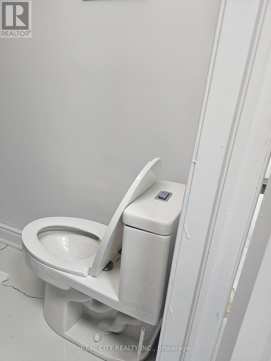 1680 Samuelson Circle, Mississauga, Ontario  L5N 7Z7 - Photo 13 - W12905596