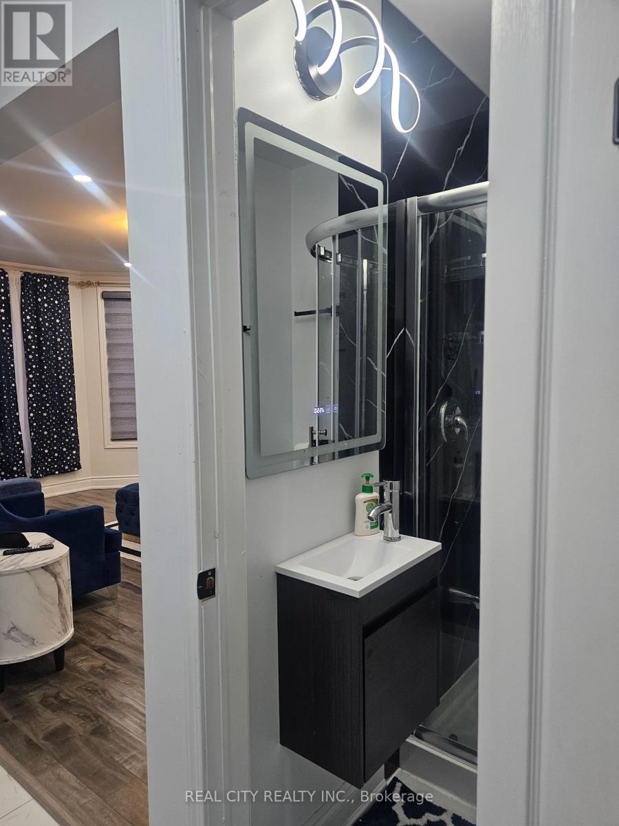 1680 Samuelson Circle, Mississauga, Ontario  L5N 7Z7 - Photo 14 - W12905596