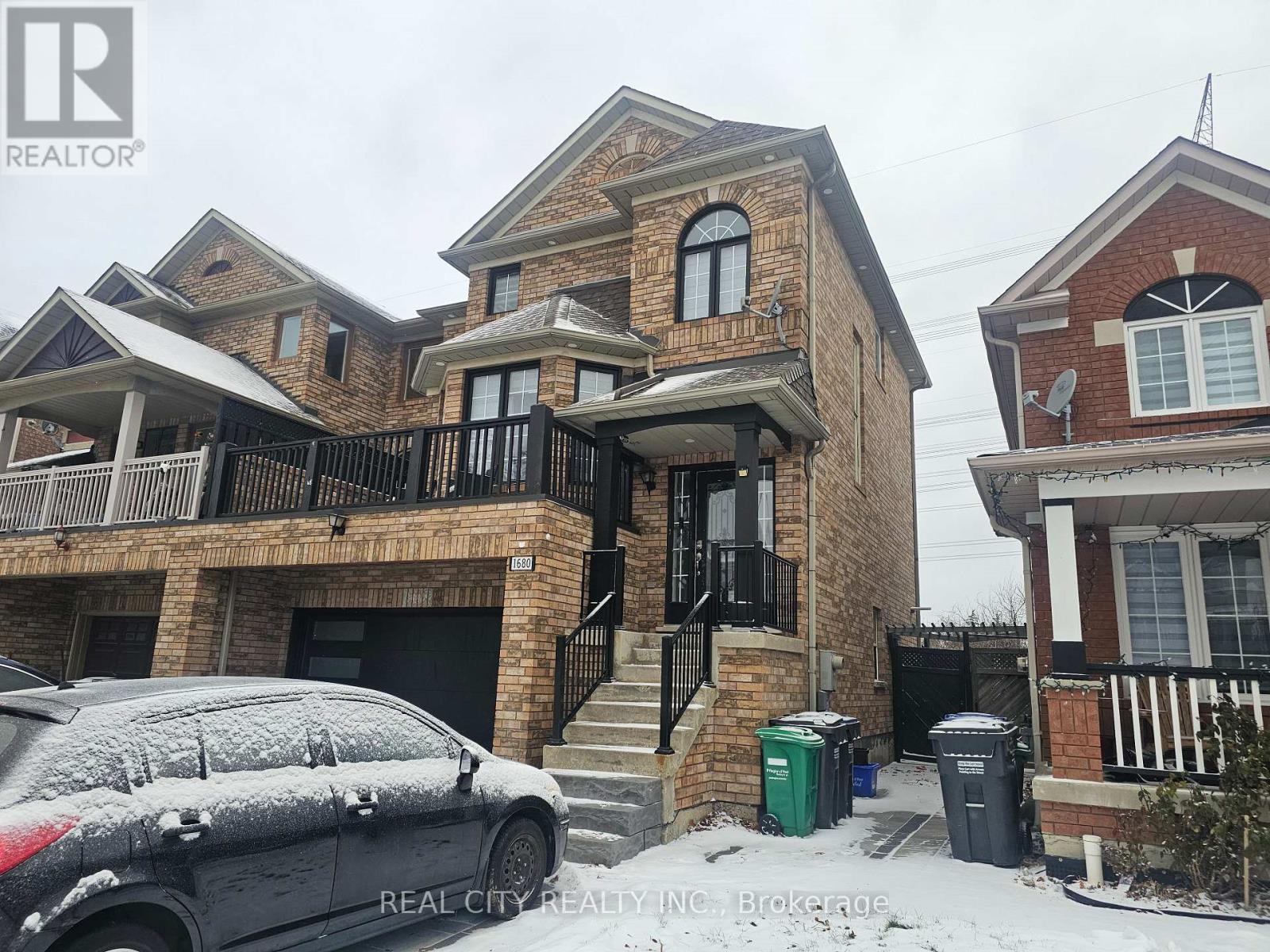 1680 Samuelson Circle, Mississauga, Ontario  L5N 7Z7 - Photo 2 - W12905596