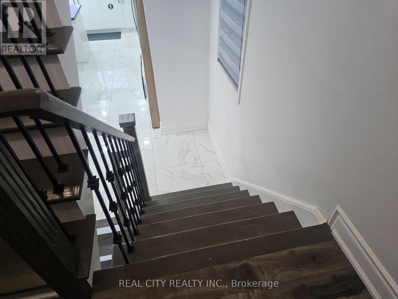 1680 Samuelson Circle, Mississauga, Ontario  L5N 7Z7 - Photo 4 - W12905596