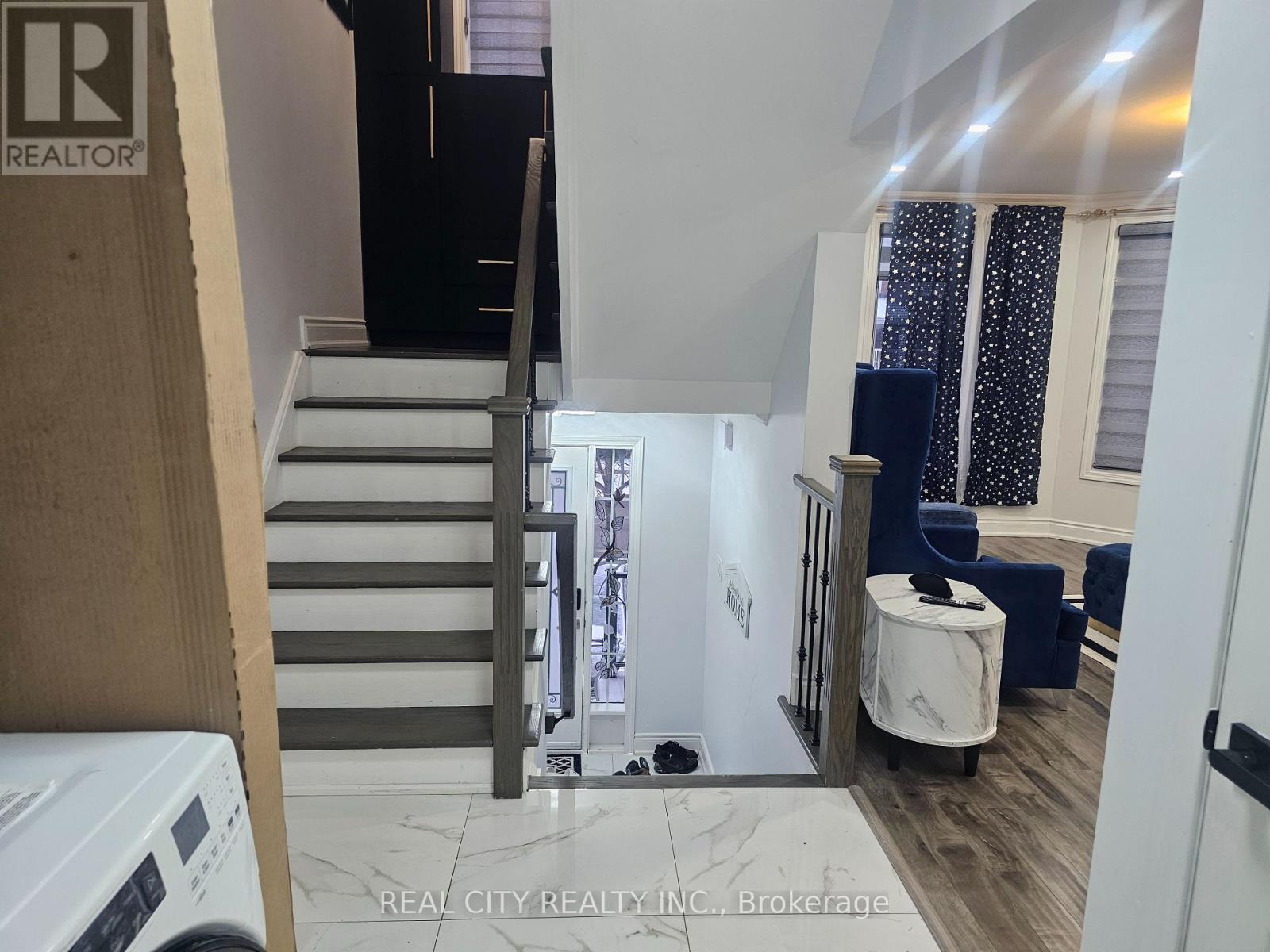 1680 Samuelson Circle, Mississauga, Ontario  L5N 7Z7 - Photo 5 - W12905596