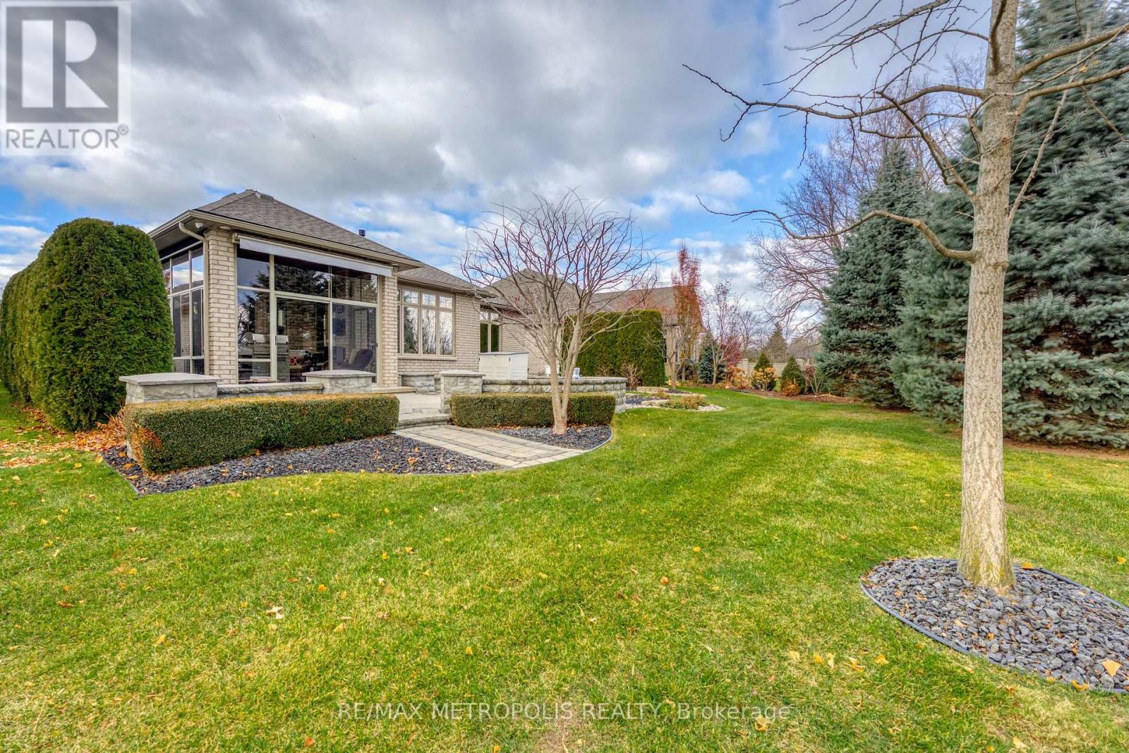 1221 Mike Weir Drive, Sarnia, Ontario  N0N 1C0 - Photo 39 - X12905556