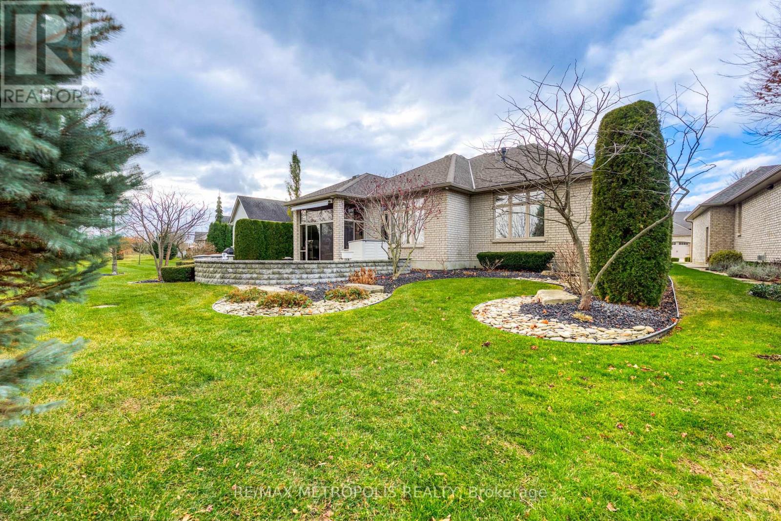 1221 Mike Weir Drive, Sarnia, Ontario  N0N 1C0 - Photo 40 - X12905556