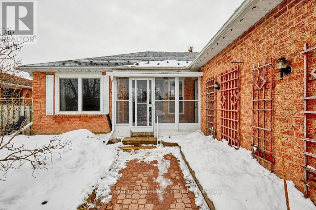 34 Cedar Court, Kawartha Lakes, Ontario  K9V 6A9 - Photo 3 - X12905586