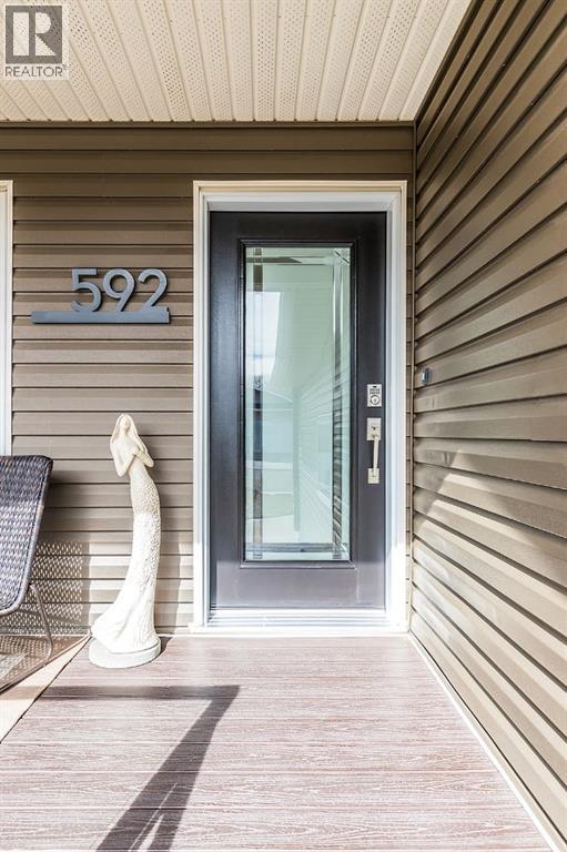 592 Hemingway Crescent Ne, Medicine Hat, Alberta  T1C 1X4 - Photo 2 - A2294703