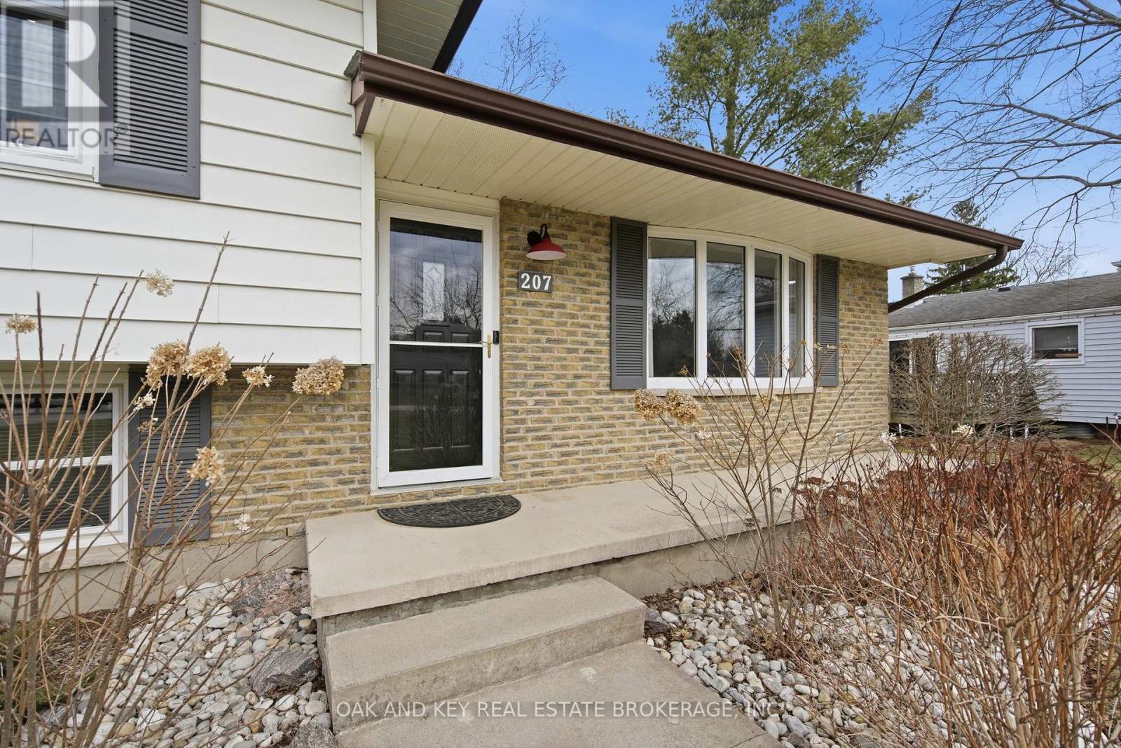 207 Simcoe Court, Middlesex Centre, Ontario  N0L 1R0 - Photo 4 - X12905624