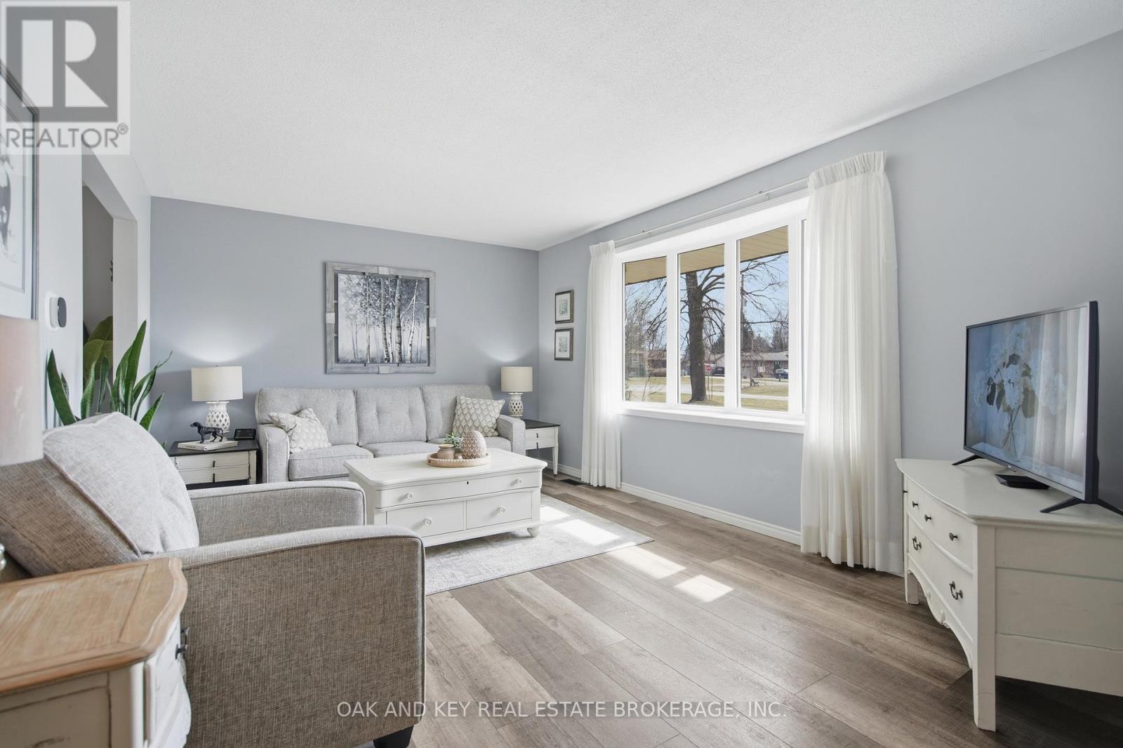 207 Simcoe Court, Middlesex Centre, Ontario  N0L 1R0 - Photo 7 - X12905624