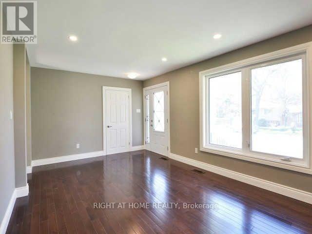 15 Pioneer Drive, Mississauga, Ontario  L5M 1G8 - Photo 4 - W12904774