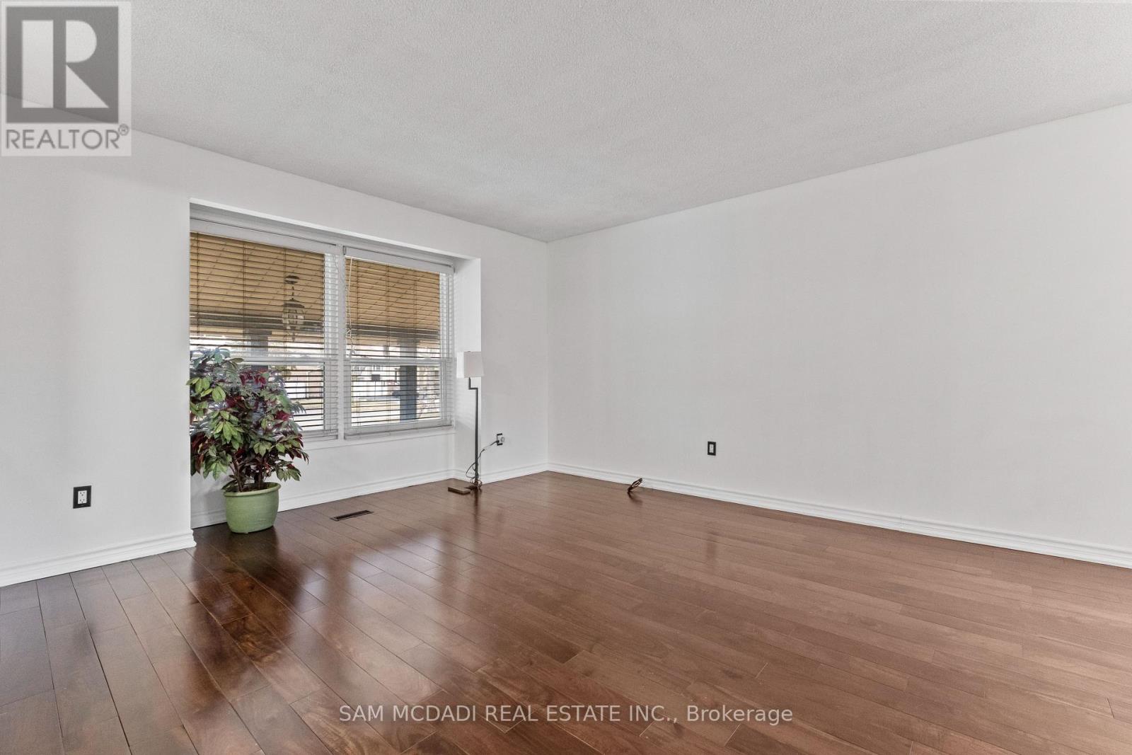 6085 Starfield Crescent, Mississauga, Ontario  L5N 1X2 - Photo 3 - W12905732