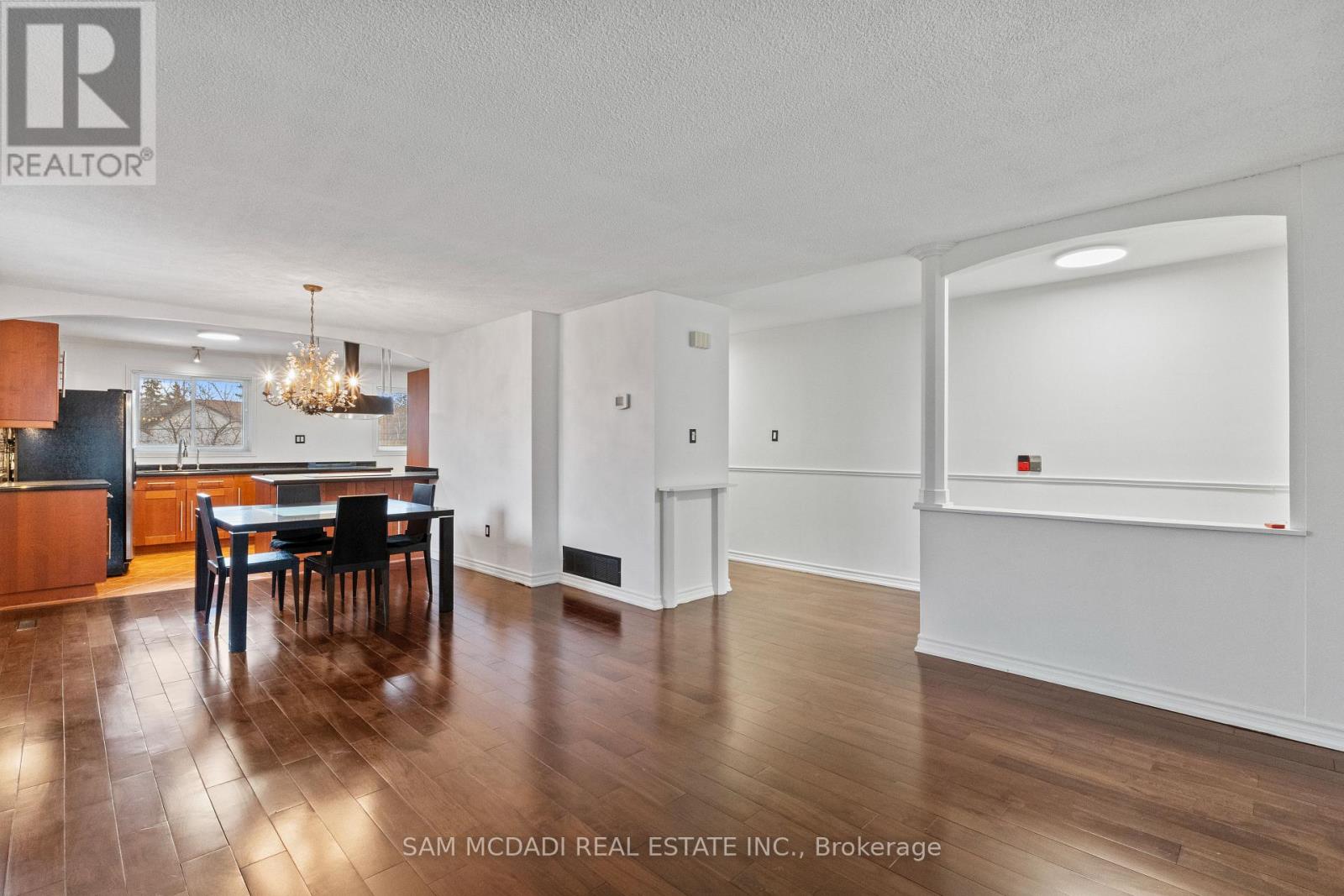 6085 Starfield Crescent, Mississauga, Ontario  L5N 1X2 - Photo 4 - W12905732