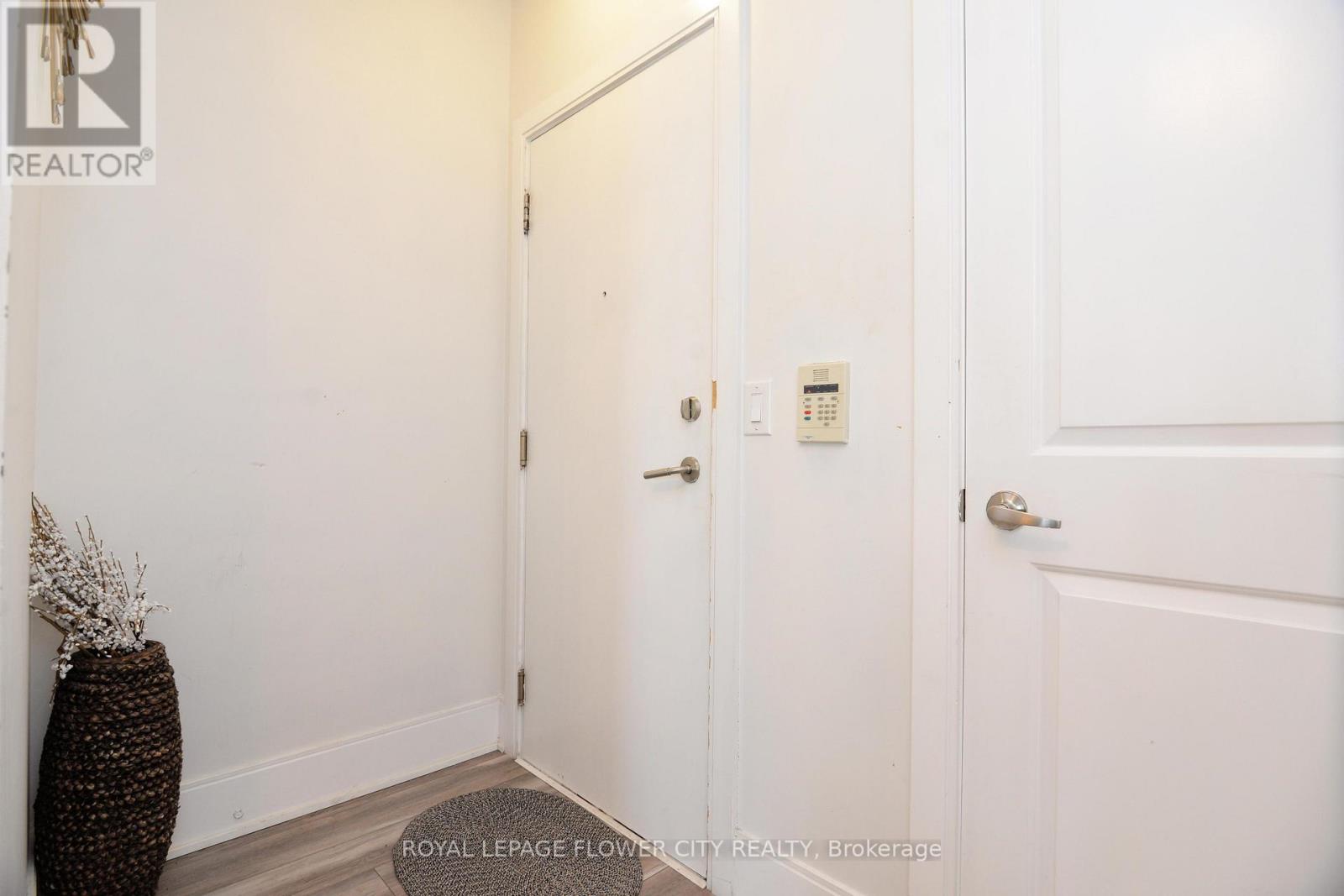 1902 - 330 Burnhamthorpe Road W, Mississauga, Ontario  L5B 0E1 - Photo 6 - W12905752