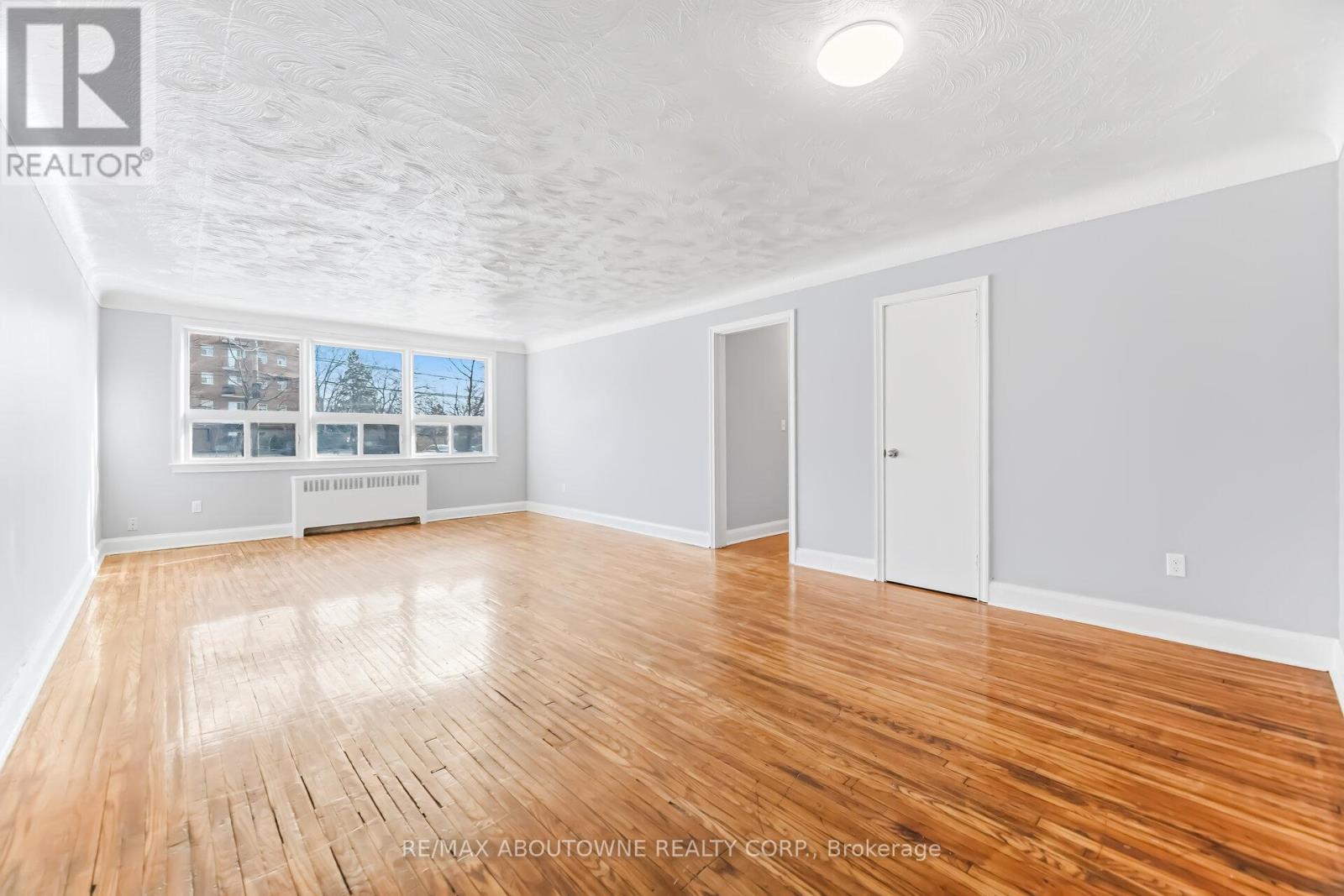 4 - 1031 Churchill Avenue E, Oakville, Ontario  L6H 1A3 - Photo 3 - W12905806