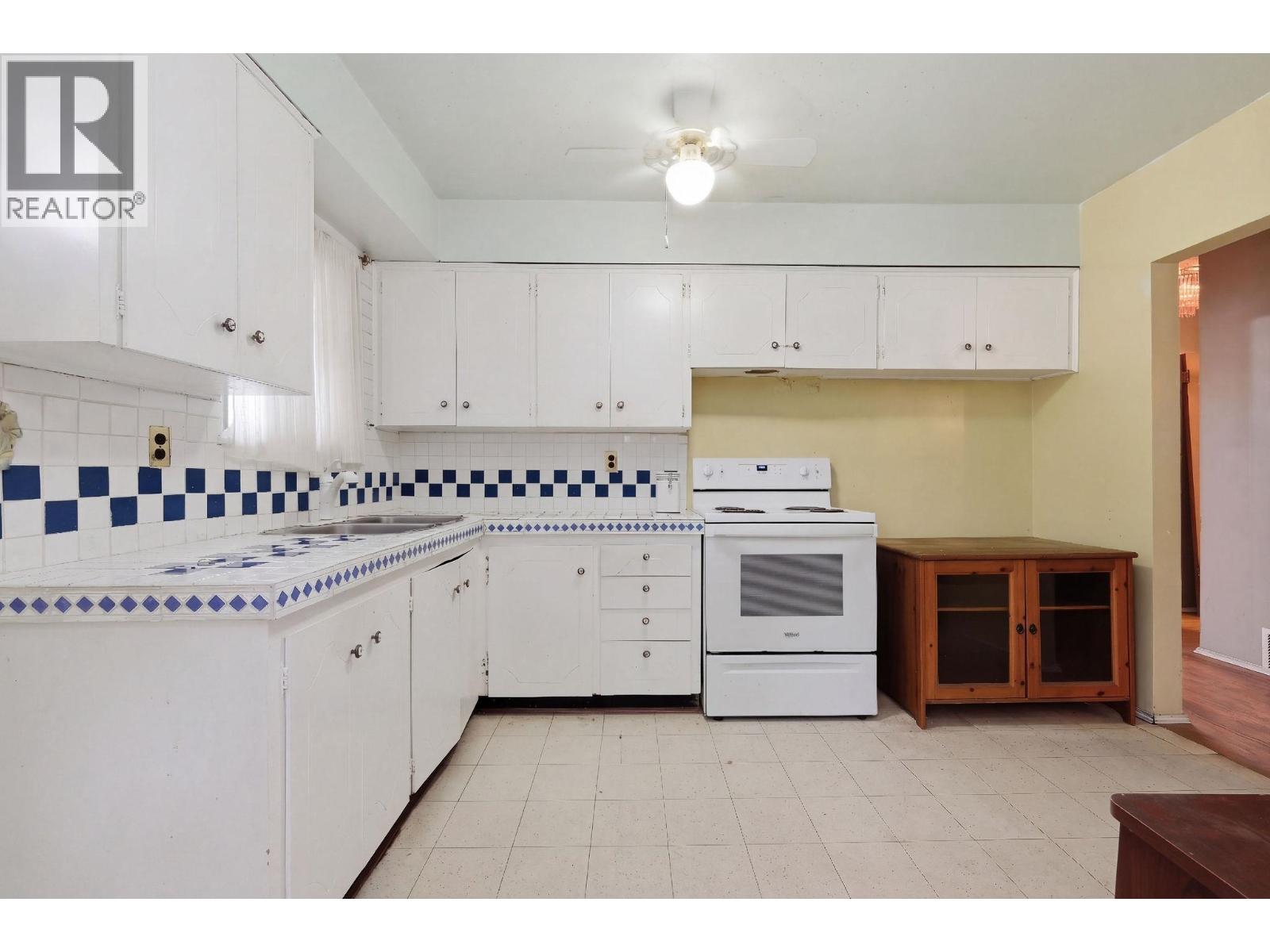 4745 Gilpin Court, Burnaby, British Columbia  V5G 3A1 - Photo 6 - R3102109