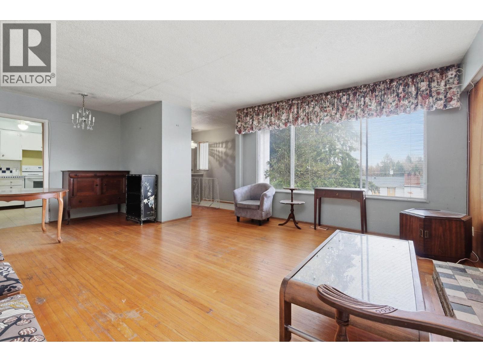 4745 Gilpin Court, Burnaby, British Columbia  V5G 3A1 - Photo 4 - R3102109