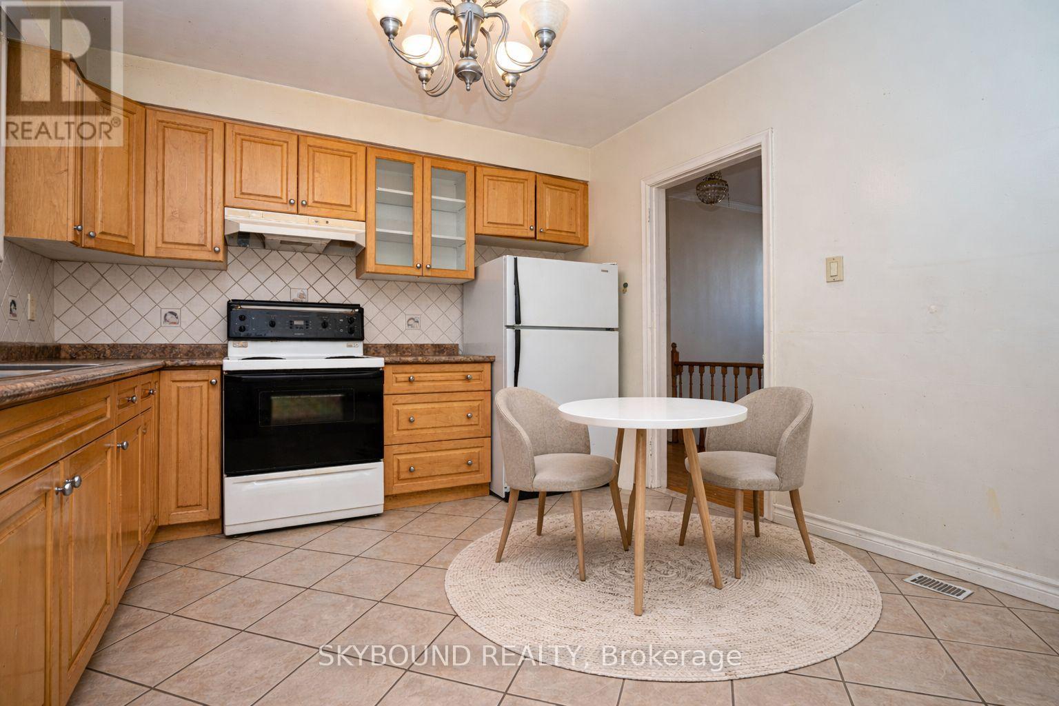 9 Caronport Crescent, Toronto, Ontario  M3A 1G9 - Photo 4 - C12905866