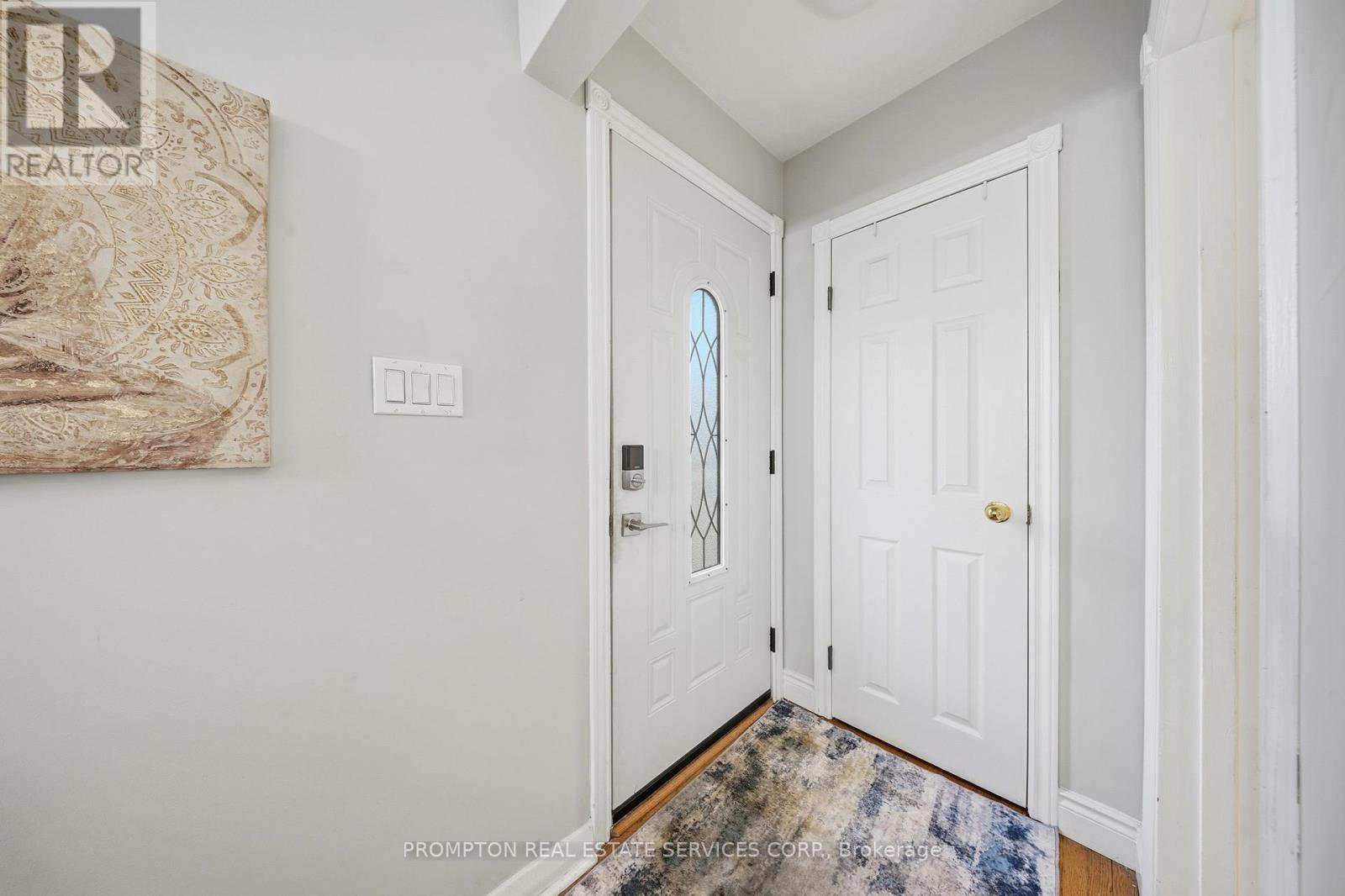 16 Fernwood Crescent, Hamilton, Ontario  L8T 3L1 - Photo 3 - X12905872