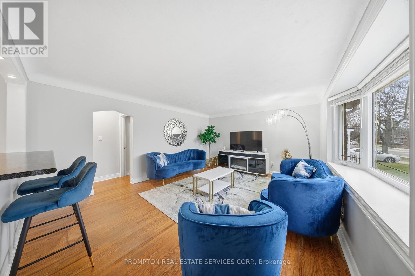 16 Fernwood Crescent, Hamilton, Ontario  L8T 3L1 - Photo 4 - X12905872