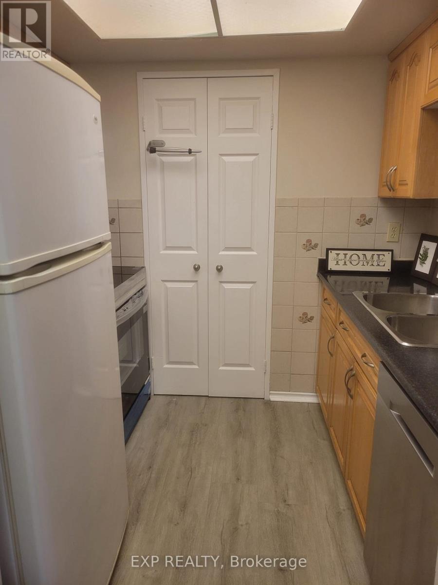 612 - 285 Enfield Place, Mississauga, Ontario  L5B 3Y6 - Photo 3 - W12741174