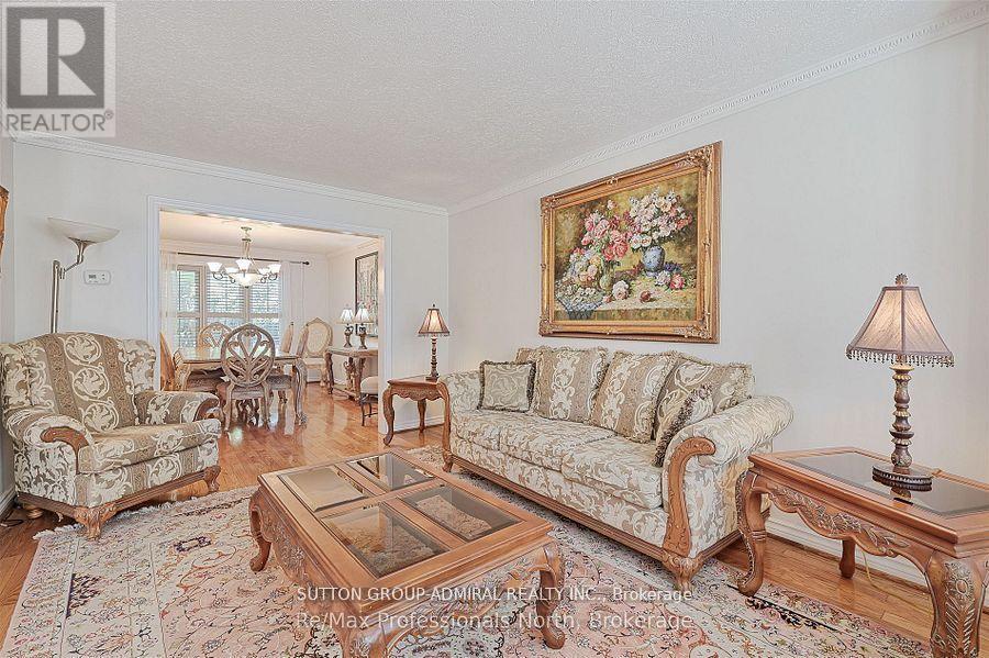 8 Elmsley Drive, Richmond Hill, Ontario L4C 8N1 - Photo 9 - N12905898