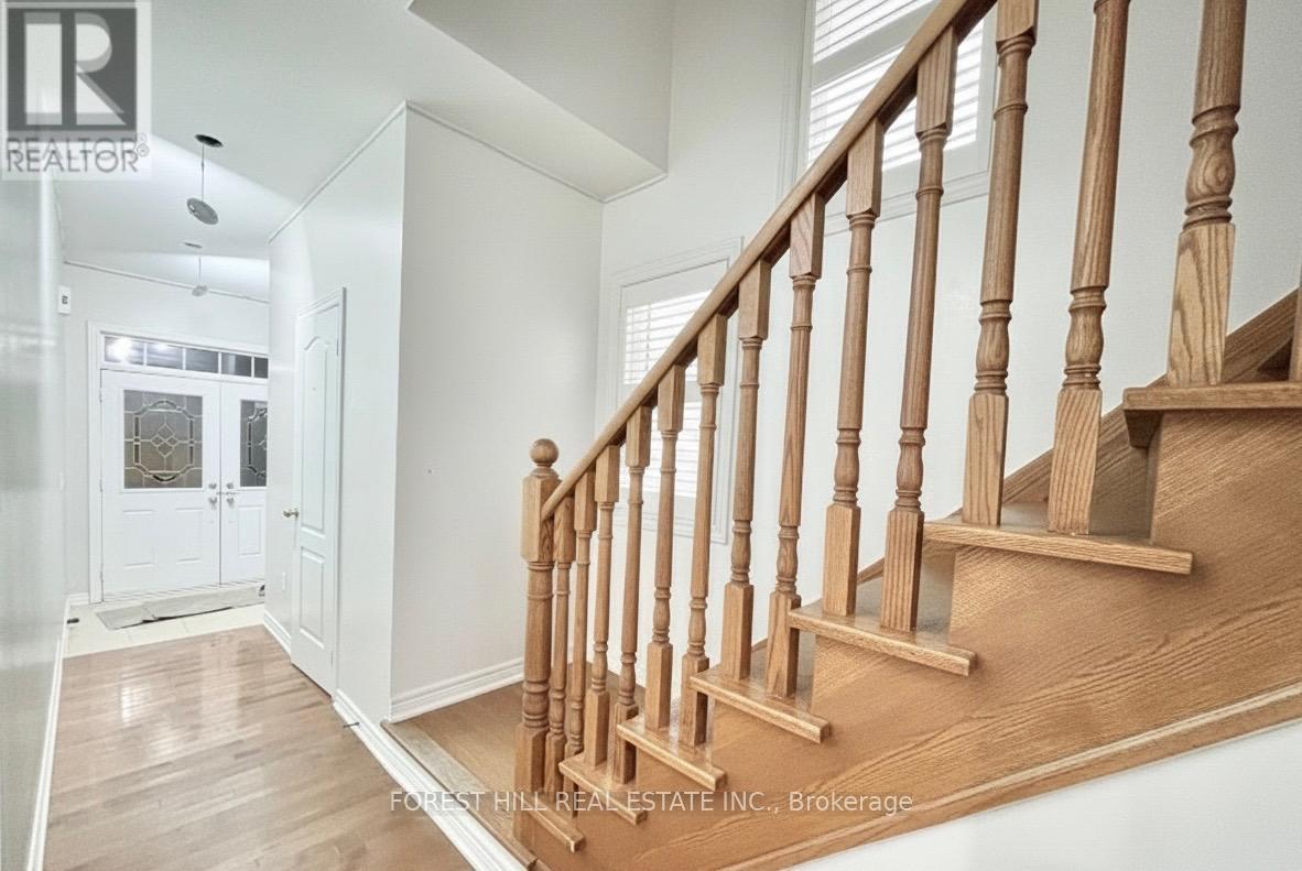 38 Crystalview Crescent, Brampton, Ontario  L6P 2R7 - Photo 5 - W12706146